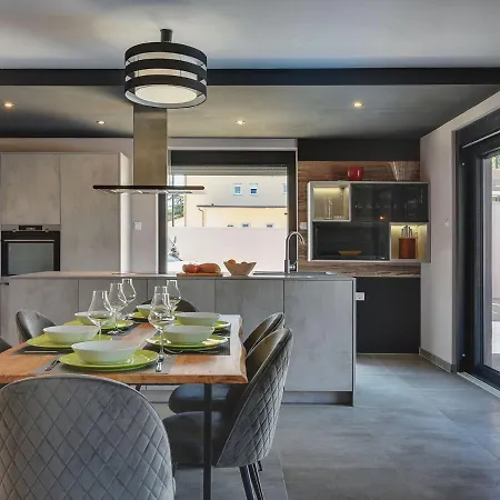 Luxury With Private Pool, Terrace And Bbq Valbandon